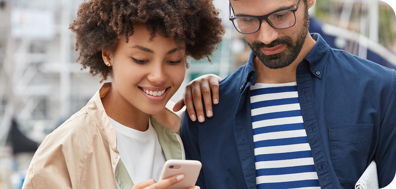 Hombre y mujer viendo opciones en el celular